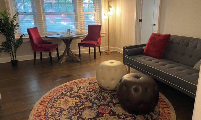 Central Hyde Park Apartment | NOLA Vibe/Oversized 1 bedroom/Entire unit