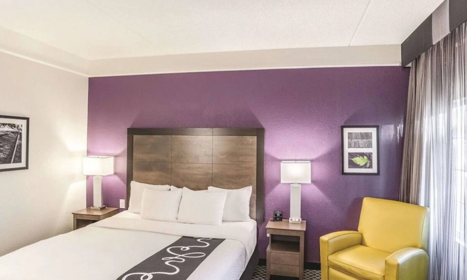 Woodlands Village House | Non-smoking 1 King Bed Room at La Quinta Inn & Stes by Wyndham Flagstaff
