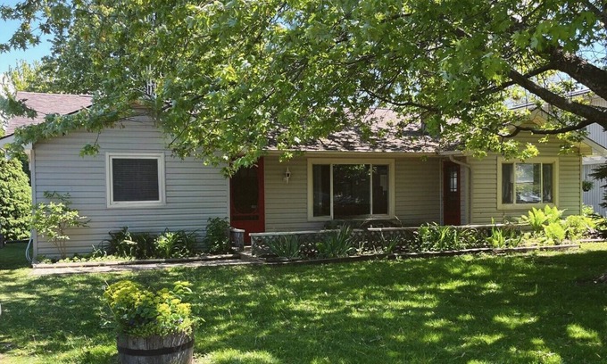 Dashwood House | Norman Heights Cottage - Beach Access
