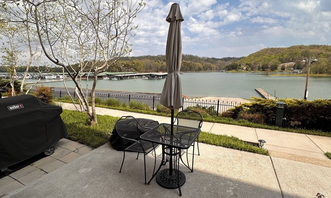 Andersonville Condo | Norris Nook-1 bedroom lakeview condo at Waterside Marina, near "The Loyston"