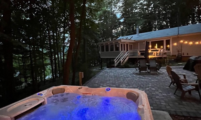 Sparrow Bush House | North Star Ranch in the Woods. Secluded, fast wifi, hot tub & many amenities.