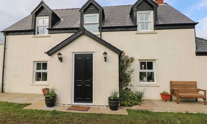 Angle Cottage | NORTH STUDDOCK COTTAGE, pet friendly, with open fire in Pembroke