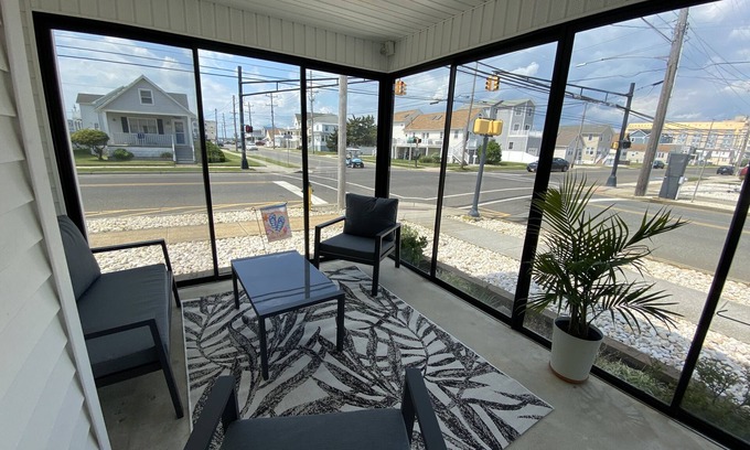 North Wildwood House | North Wildwood single family house with deck and relaxing porch!