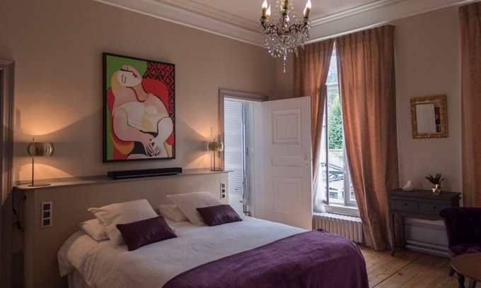 Centre Ville Bed & Breakfast | Notre Dame" guest room with garden view. Breakfast included