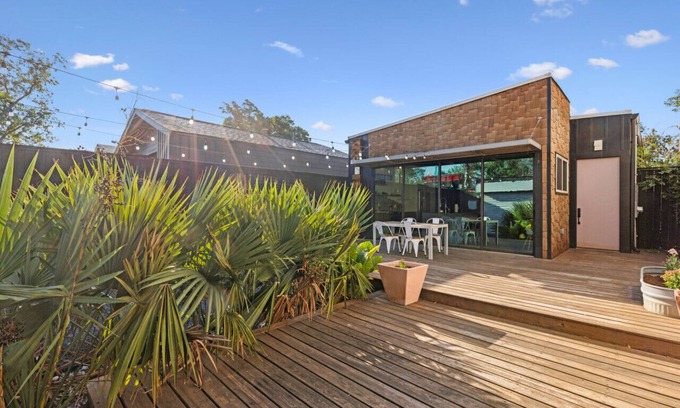 Garden Oaks House | Nouveau Bungalow | Sleeps 4