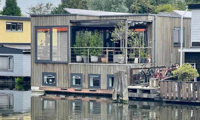 Stadionbuurt Villa | NOVA Houseboat DELUXE Free Bikes