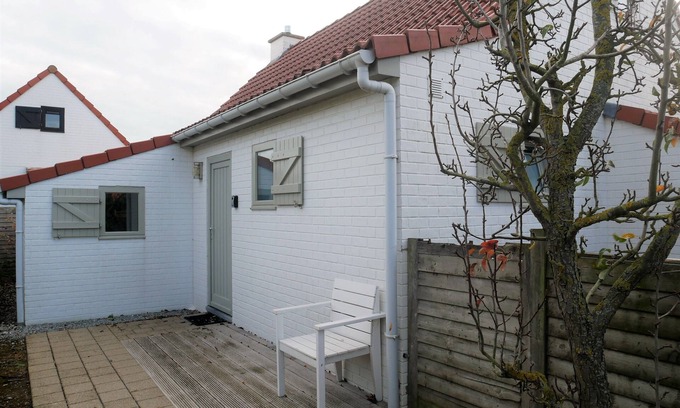 De Haan House | Nova Park V88 - cozy fisherman's cottage with terrace and fenced garden