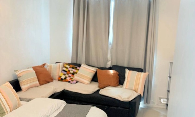 Abbey Wood House | ntJ&J Contractors or family staysn4-Bedroom Serviced accommodation