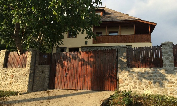 Oestii Paminteni House | Nucsoara Vacation House overlooking the Doamnei-Valley with large garden