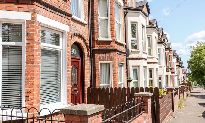 Belfast Cottage | NUMBER 91, pet friendly, with open fire in Belfast, County Antrim
