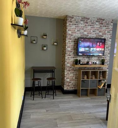 Fenham Apartment | Nuns Moor fully equipped kitchen free parking Netflix