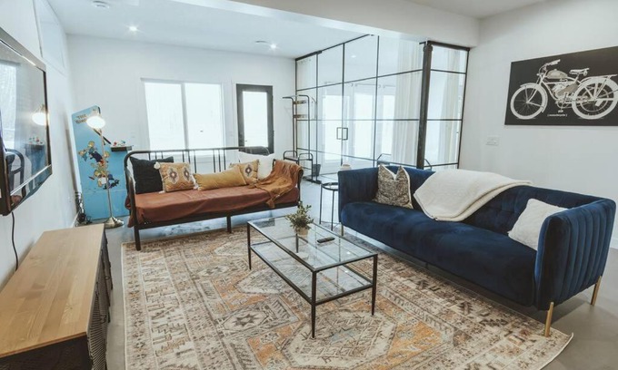 Northwest Edmonton House | NYC Loft Inspired 12 mins to WEM Vintage arcade