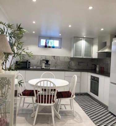 Hallevik Apartment | NYRENOVERAD LÄGENHET med egen ingång & nära havet