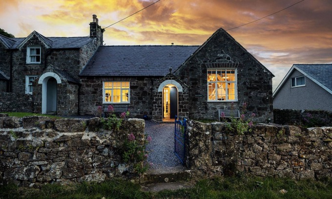 Brynsiencyn Cottage | Nyth Y Wennol - sleeps 8 guests in 4 bedrooms