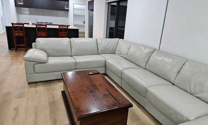 Tarneit House | O Stylish 4 Room Oasis with 65" TV