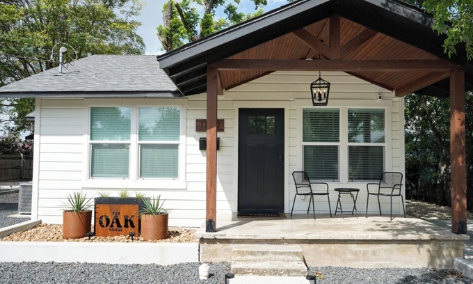 New Braunfels House | Oak + Agave House - Downtown New Braunfels Retreat