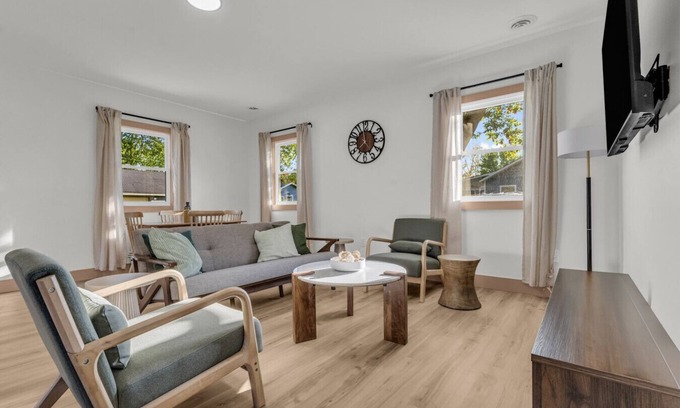 North Lakeport House | Oak & Clay Haven – Walk to Bar & Beach!