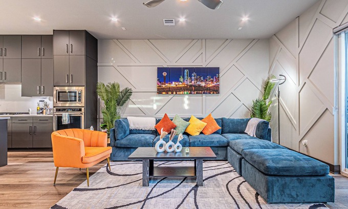 Dallas House | Oak Lawn Luxe Stay- King Beds, Hot Tub, Arcades, Pool Table & More
