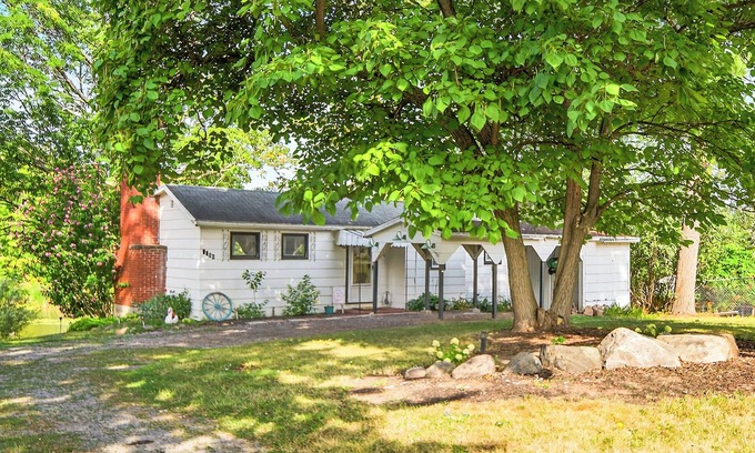 Waterport Cottage | Oak Orchard Creek Cottage Close to Lakes and Nature & Major Cities