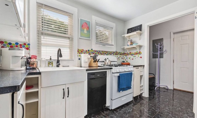 Oak Park House | Oak Park IL · Charming Retro 2BR Cottage/Train/Laundry/FREE PKG