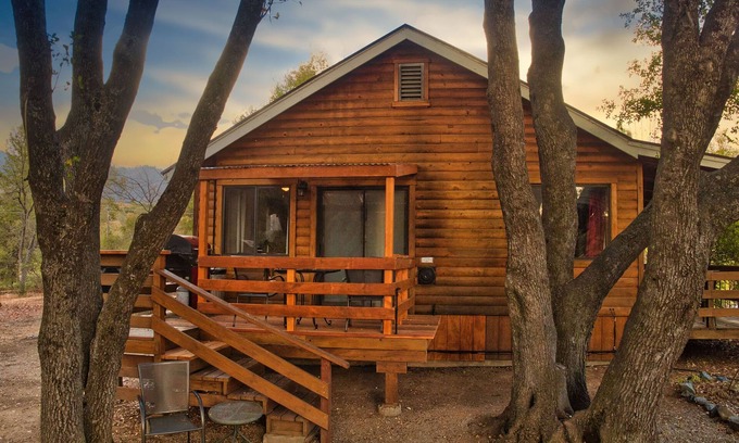 Ahwahnee Cabin | Oak Suite - Sierra Mountain Lodge