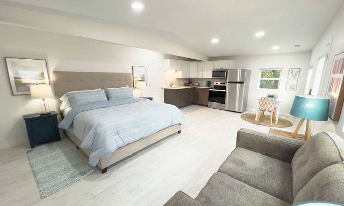 Hobbs House | Oak Tree Oasis Guesthouse w/Private Heated Pool