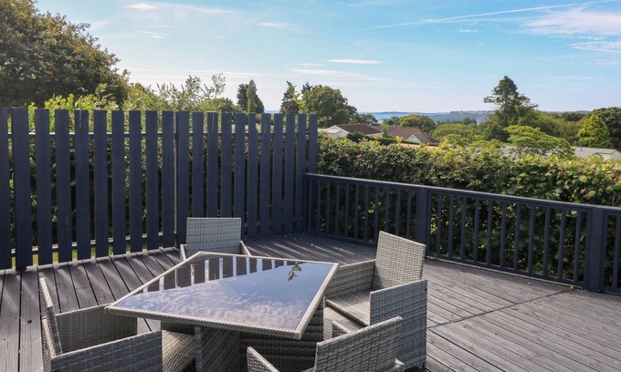 Wiseman's Bridge Cottage | OAKLAND COTTAGE, pet friendly, with a garden in Saundersfoot