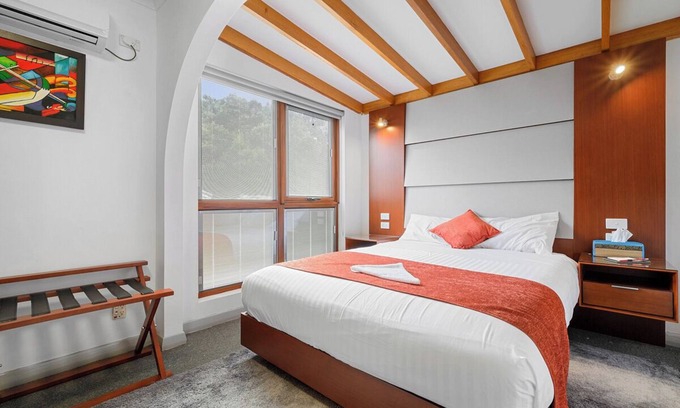Montello Apartment | Oakleigh House: prime location Just 700 metres from Burnie's city, free parking