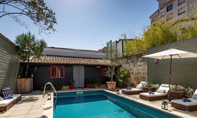 Bassins a Flot House | Oasis de Bordeaux Maritime Very pretty stone town house with swimming pool.