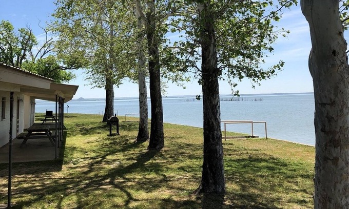 Tow Resort | Oasis Lake Buchanan