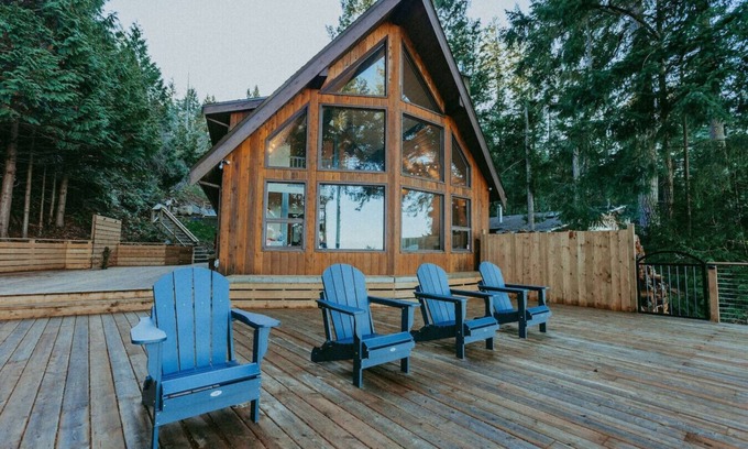 Regional District of Nanaimo House | Ocean Lookout Vacation Home