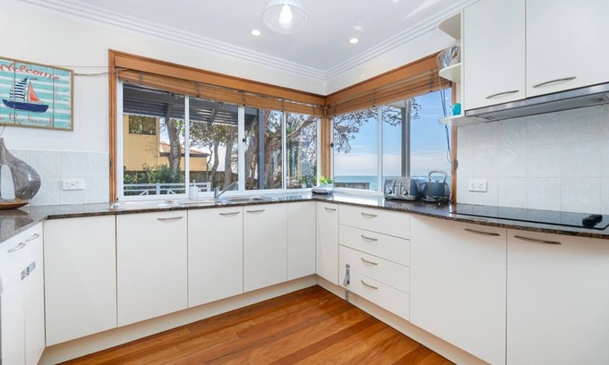 Beachmere House | Ocean Pearl - 3 Bedroom, Beachfront property!