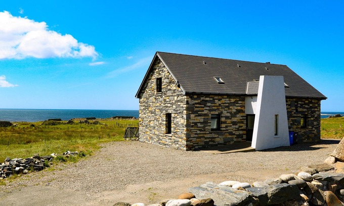 Maghery Cottage | OCEAN SAIL HOUSE, pet friendly in Dungloe, County Donegal
