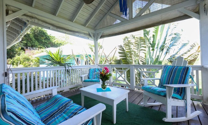 Antoneys Cay Apartment | Ocean view apartment just 3 min walk from the West Bay beach
