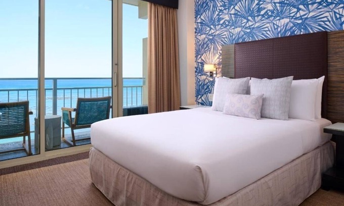 Diamond Head - Kapahulu - St. Louis Hotel | Ocean View Queen Room at Kaimana Beach Hotel | Right on the Beach