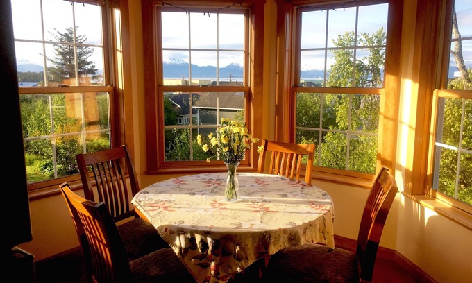 Homer Apartment | Ocean View Suite Homer Alaska Cafe/Bookshop/Beach