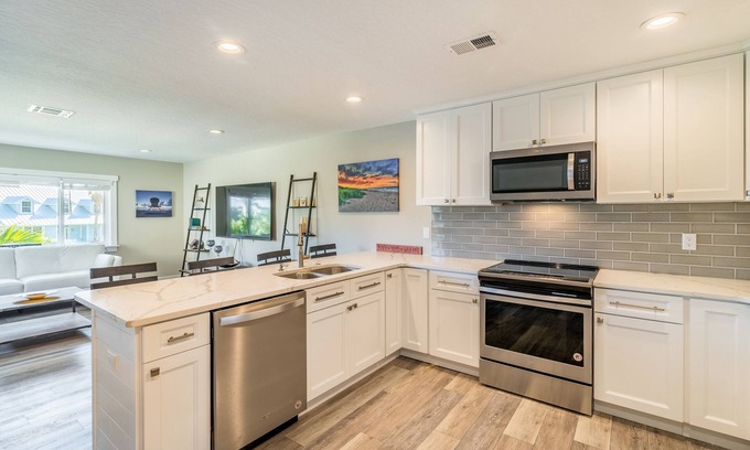 Melbourne Beach House | Ocean View Townhouse right across from the beach with beach access.