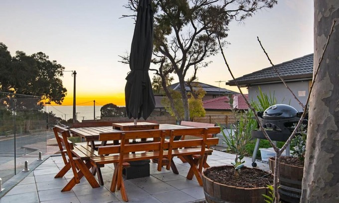 Hallett Cove Apartment | Ocean Views Apartment 2 min walk to train & ocean