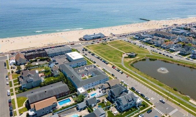 Wall House | Oceanblock 2-bedroom beach house in Belmar with pool, AC, WiFi.