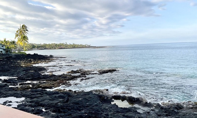 Kahaluu Bay House | Oceanfront, 5 STAR, Home 3 BR/3 BA, wonderful lanai and Jacuzzi -Sleeps 8