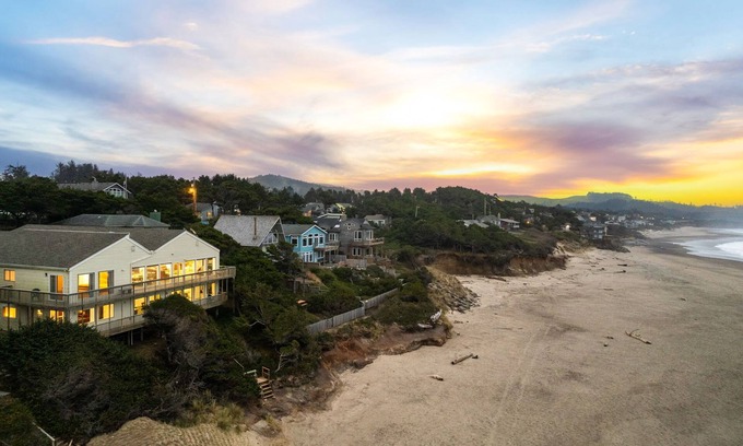 Lincoln Beach House | Oceanfront, 8 Bedrooms! | Azul Jewel