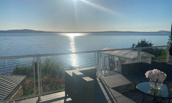 Chemainus Bed & Breakfast | Oceanfront, beach access Cozy bed & breakfast loaded amenities , Sunny Saltair