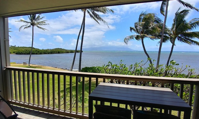 Ualapue Condo | Oceanfront, king bed, queen murphy bed, beach/pickleball supplies & car option