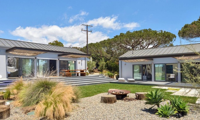 Central Malibu House | Oceanfront Malibu Retreat: Luxury Guest House and Creative Studio