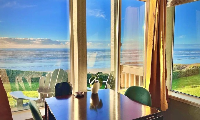 Newport Condo | Oceanfront studio with King bed, hot tub & AC