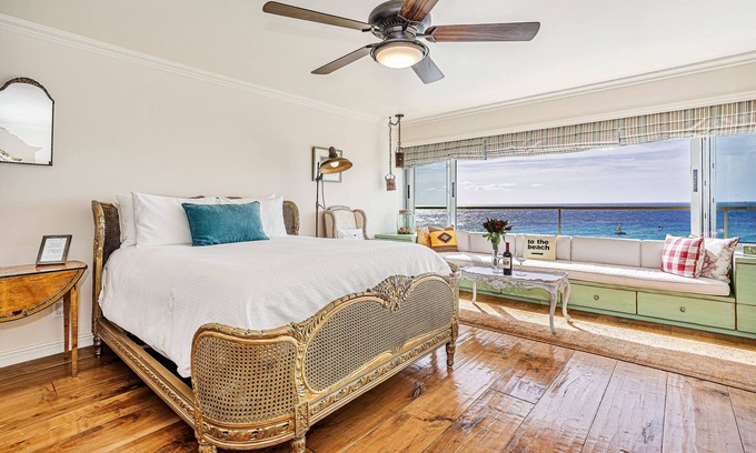 Downtown Honolulu Condo | Oceanfront w/Sunset Views Condo at the Colony Surf Full Kitchen and Parking