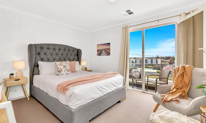 Christies Beach House | Oceanside at Christies Beach - Contemporary Comfort