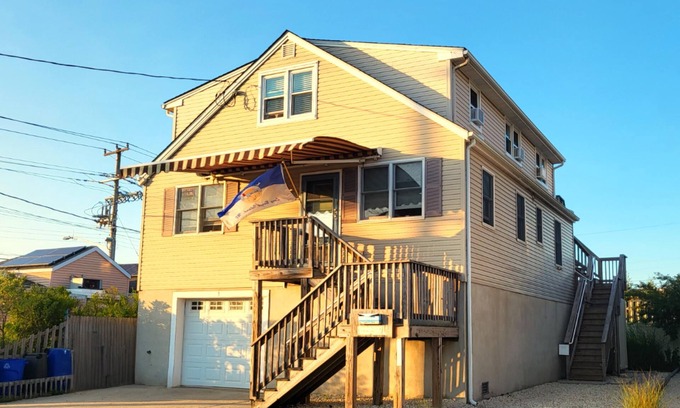 Beach Haven Terrace Apartment | OCEANSIDE Getaway: Affordable 3 Bedroom, Top Floor Apartment with Pickleball Fun