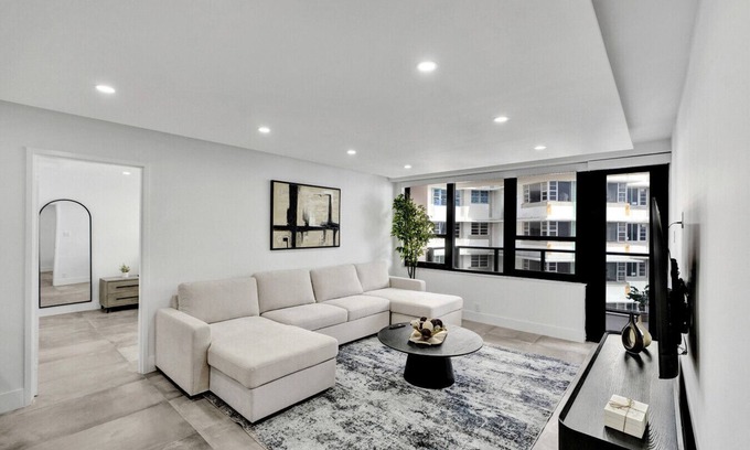 Mid Beach Apartment | Oceanside Paradise Escape/Spacious & Scenic/Resort amenities, Pools, Bar, Sauna 1514