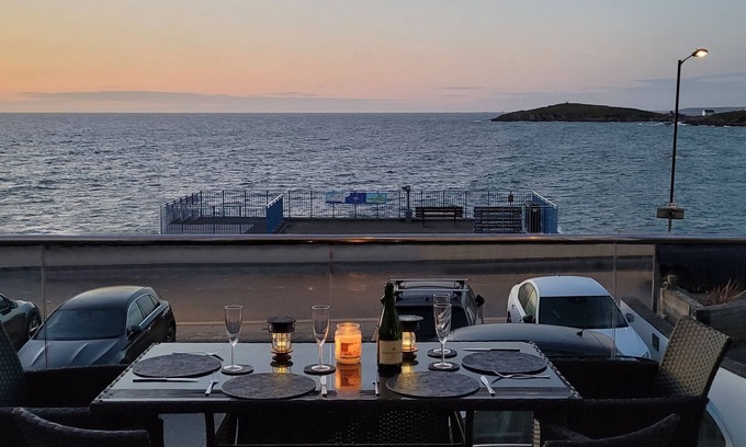 Newquay Apartment | Oct/Nov/Dec Reductions! Luxury 2 bed apartment, stunning views of Fistral Beach